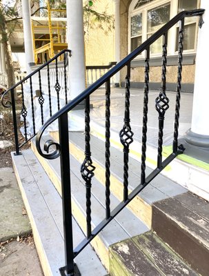 The alternating twist and basket balusters give this railing an elegant look.