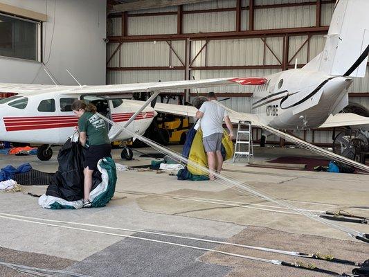 Repacking parachutes