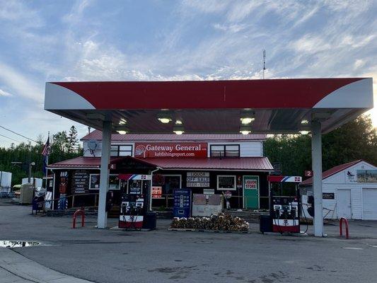 The front entrance to Gateway General Store.