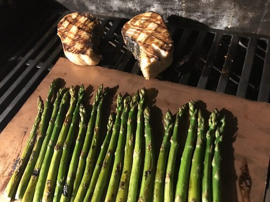 Grilled grouper and asparagus.