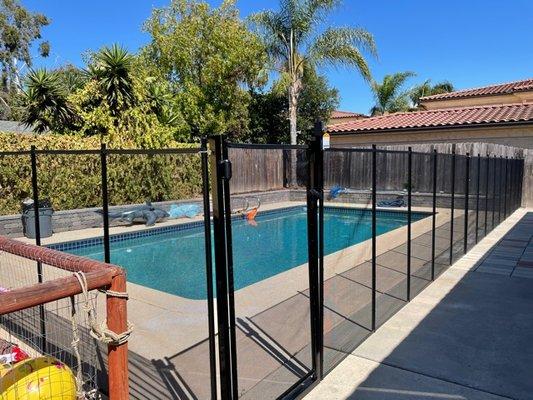 Rectangular mesh pool fence