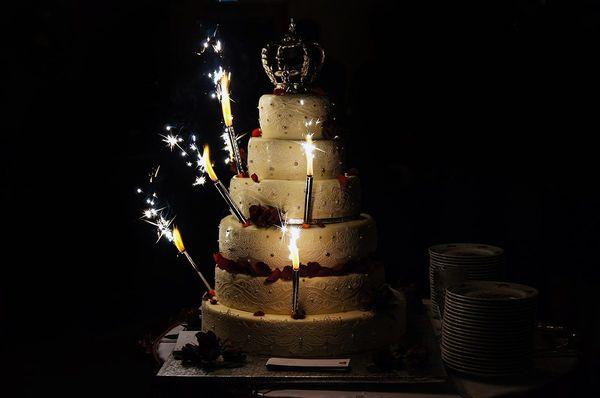 Our gold wedding cake sparklers are the perfect way to make your cake-cutting ceremony a much more magical experience!