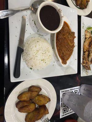 Ropa vieja con arroz blanco frijoles negros y maduros