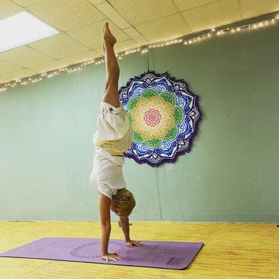 Handstand Kallie