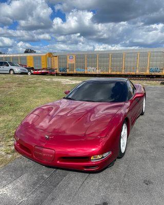 Gloss black roof and 15% windshield