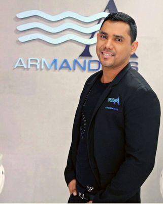 Enrique Guzmán has been a Hair Stylist, Color Expert and Specialist in hair extensions for over 15 years.