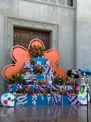 A FREE ANNUAL EVENT, FREE ENTERTAINMENT, FREE FOOD & FREE PARKING! All the Decorations @ Dia de Los Muertos @ Forest Lawn Museum in Glendale