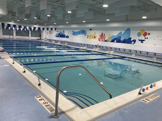 State-of-the-art pool with ultra clean 90-degree water