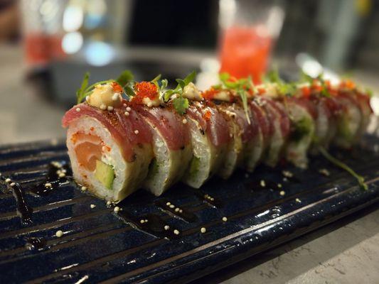 Sushi tuna tataki roll