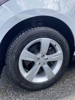 Range Rover Velar wheel cleaned to perfection.