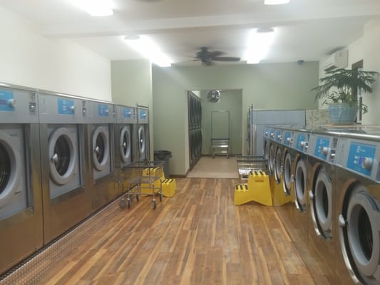 New and clean laundromat in Hellertown. Everything feels nice.   Granite tabletops and new machines. Nice.