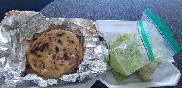 6 pupusas reueltas and spicy green sauce and curtido