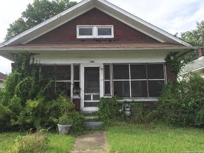 1103 East 10th Street Jeffersonville, IN 47130 2 beds, 1 bath | Single Family Home  0.12 acre lot $44,900