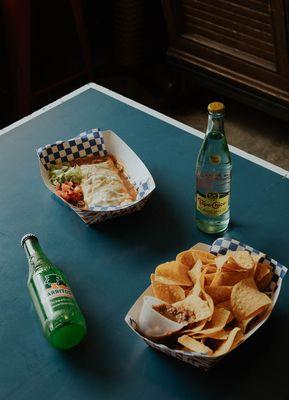 Chips and salsa, jarritos