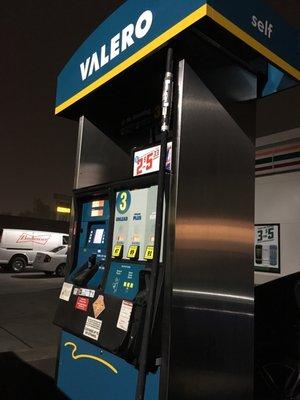 711 but with Valero gas pumps