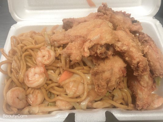 Chicken wings with shrimp lo mein Combination