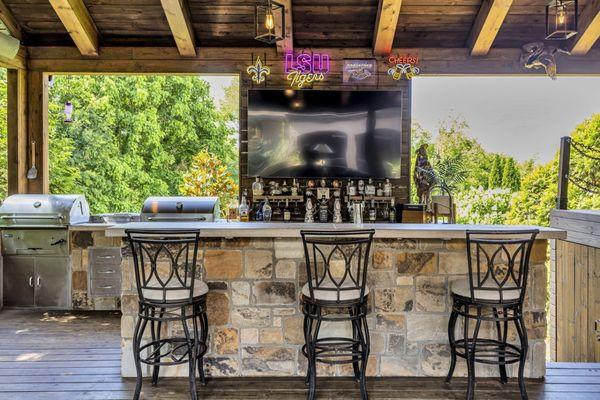 Outdoor living space designed and built by Tennessee Custom Pools. Photo by Brent Long Group for MLS #2675870 https://brentlonggroup.com/