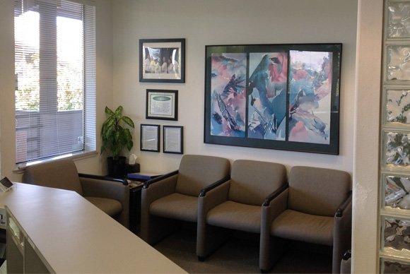 Clean and tidy waiting room with a lot of natural light.