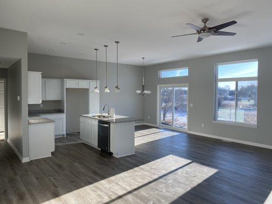 A very nice kitchen and dining rom paint job