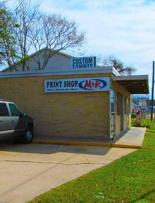 M&R Print Shop, T-shirt printing since 1995 on Navarro St. in Victoria Texas
t-shirts, polos screen printing embroidery signs