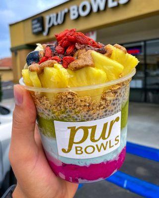 Pitaya, Coco-Lina (coconut, pineapple, mango and spirulina), Matcha bowl with pineapple, blueberries, goji berries, almond butter and more