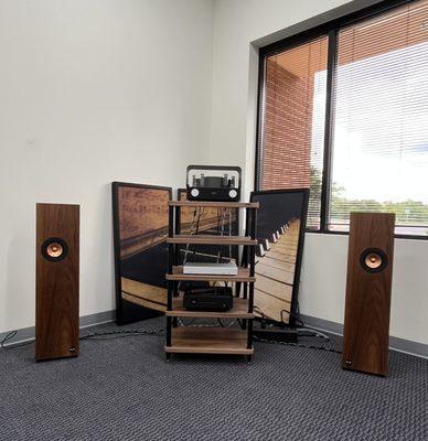 Audio Alto single-driver loudspeakers with Fezz Audio tube electronics