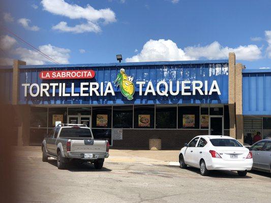 Muy mal servicio más de 40 minutos esperando un platillo sencillo la comida sin sabor la tortillas casi frías y los limones podridos