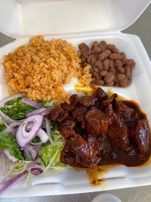 Plato de carne de puerco en salsa guajillo