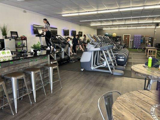 Lots of Cardio options & smoothie bar coming soon