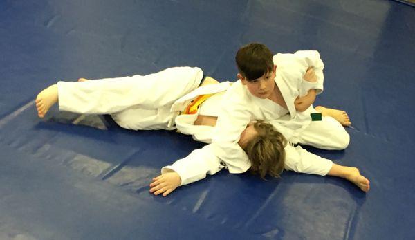 Youth class newaza randori (ground fighting).