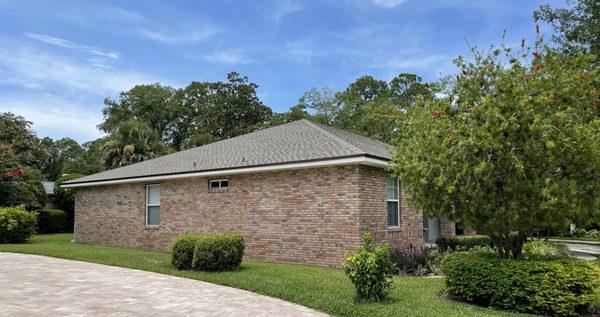 Stonebridge architectural shingles in Weatherwood.