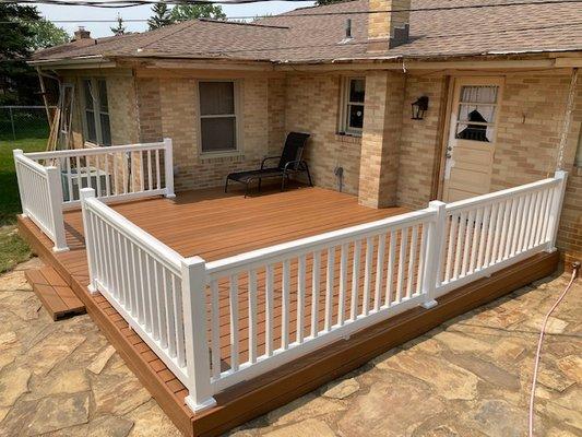 20'x16' Trex Decking and vinyl rails