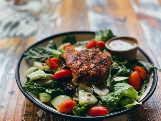 Garden salad with blackened salmon