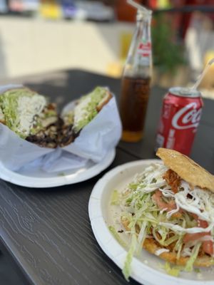 Torta de pollo y gordita de pollo.