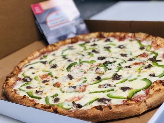 Our large "16 pizza , regular crust with green peppers and hamburgers toppings.