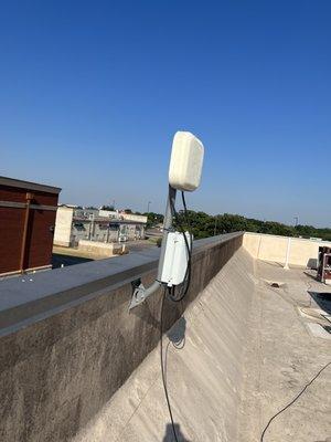 Bidirectional antenna for internet installed