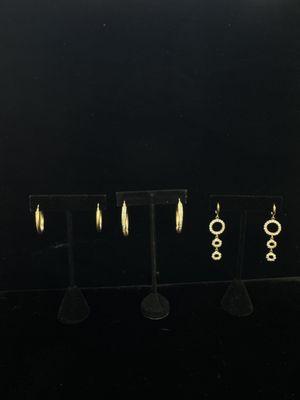 14K gold circle trio diamond earrings
14K gold and CZ medium sized hoops
14K gold small sized hoops