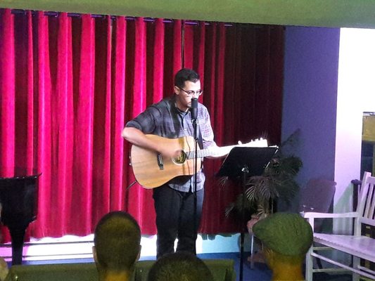 Original songwriter, Peter Shaver, performing at his premiere showcase.