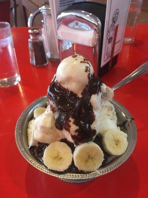 Hot fudge sundae with bananas