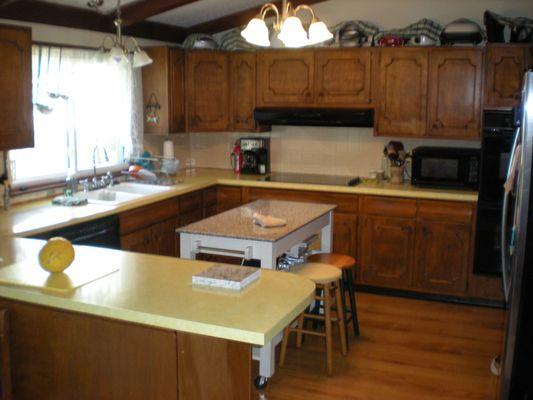 Yes, our countertops were a lovely 70's yellow