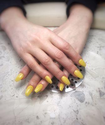 Are you ready for summer? This bright yellow color is in this season! Ask for Bio seaweed gels either on your natural or acrylic nails.