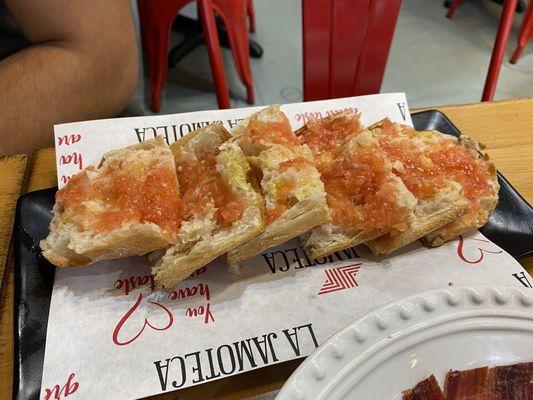 Pan con tomate