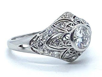 Vintage diamond ring in white - side profile