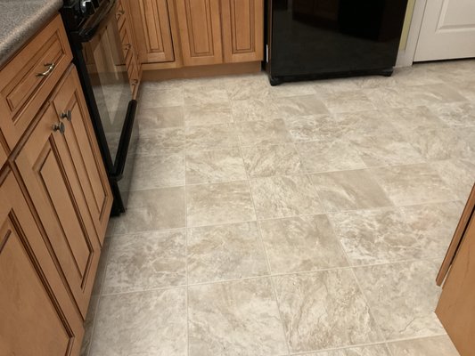 Kitchen flooring
 Mannington Gold#100001 Muirs Point/Natural Vynl installation