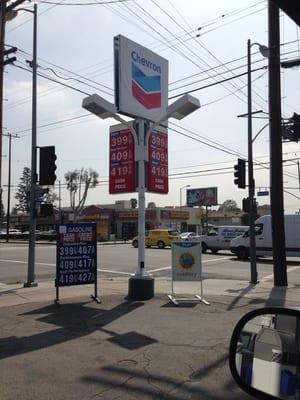 Corner of Oxnard and woodman chevron sign