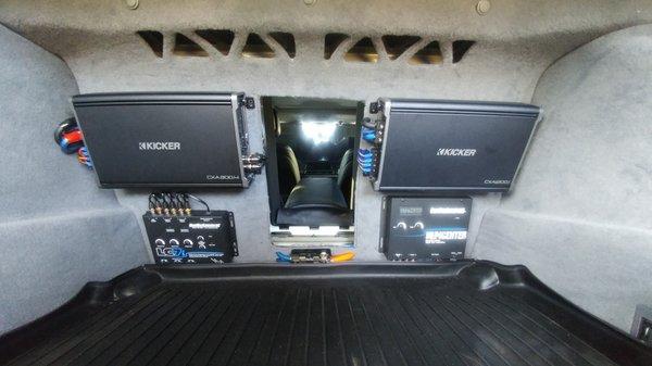 Kicker CXA300.4, Kicker CXA1200.1, Kicker CVX12, Audiocontrol LC7I, Audiocontrol Epicenter on BMW 740LI