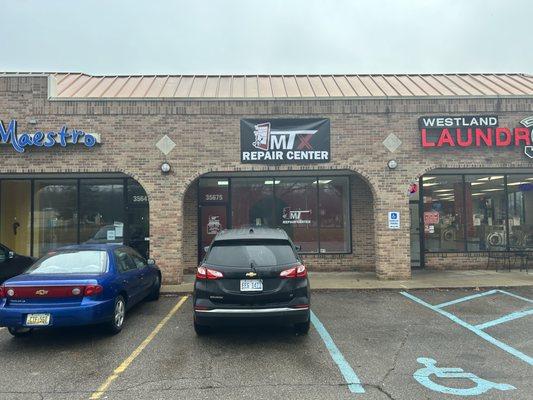 Storefront location 
 35675 Central City Pkwy, Westland Mi, 48185