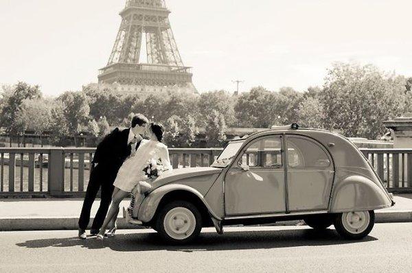 Les mariés à la 2CV