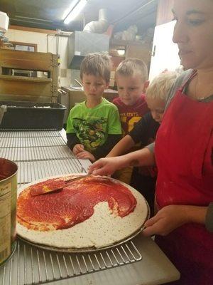 Marking pizza with our field trip children