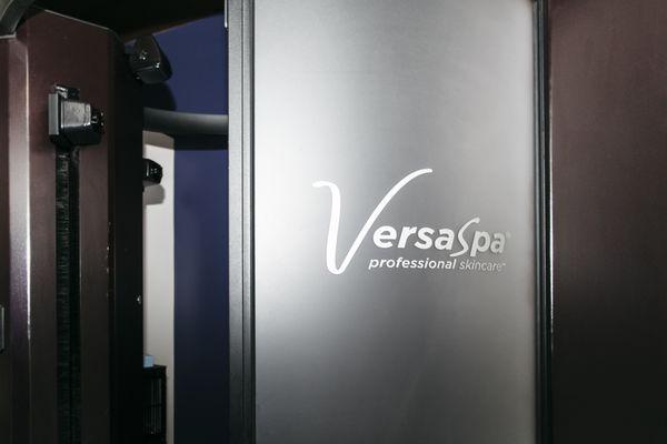 VersaSpa - Open design with heated application of skin-care infused solution.
 Delivers a rich bronze color.